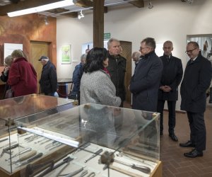 Fotorelaja z oddsłonięcia tablicy pamiątkowej poświęconej prof. dr hab. Janowi Tropile Fotorelaja z oddsłonięcia tablicy pamiątkowej poświęconej prof. dr hab. Janowi Tropile