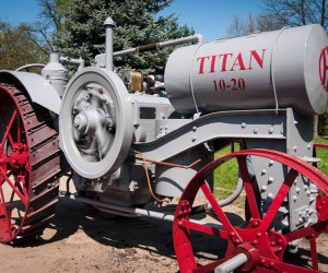 Najstarsze ciągniki w Polsce przyjechały do ciechanowieckiego Muzeum