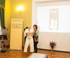 DOKĄD SIĘGAM PAMIĘCIĄ. MODA KOBIECA W LATACH 1890 - 1990" NOWA WYSTAWA CZASOWA JUŻ OTWARTA! DOKĄD SIĘGAM PAMIĘCIĄ. MODA KOBIECA W LATACH 1890 - 1990" NOWA WYSTAWA CZASOWA JUŻ OTWARTA!