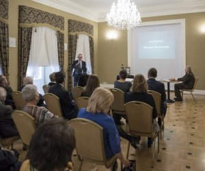 Fotorelaja z oddsłonięcia tablicy pamiątkowej poświęconej prof. dr hab. Janowi Tropile Fotorelaja z oddsłonięcia tablicy pamiątkowej poświęconej prof. dr hab. Janowi Tropile