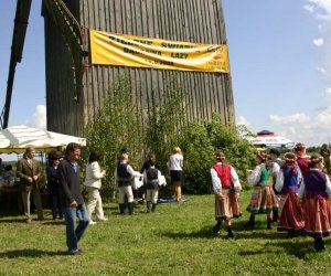 ZIELONE ŚWIĄTKI POD WIATRAKIEM ZIELONE ŚWIĄTKI POD WIATRAKIEM