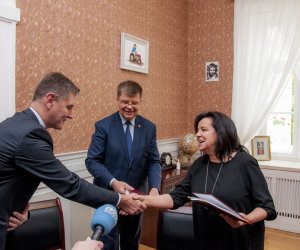 Uroczyste podpisanie umowy na realizację projektu „Restauracja obiektów zespołu pałacowo-parkowego wraz  z konserwacją muzealiów  Muzeum Rolnictwa im. ks. Krzysztofa Kluka w Ciechanowcu” w ramach Regionalnego Programu Operacyjnego Województwa Podlaskiego na lata 2014-2020