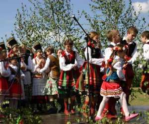 ZIELONE ŚWIĄTKI POD WIATRAKIEM