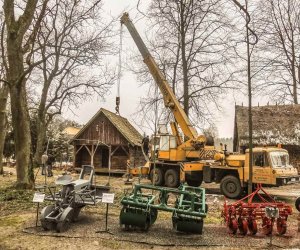 Translokacja spichlerza w zagrodzie leśnej Translokacja spichlerza w zagrodzie leśnej