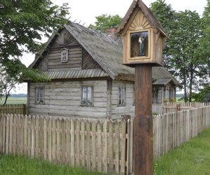 Kapliczka z figurą św. Antoniego w Drewnowie