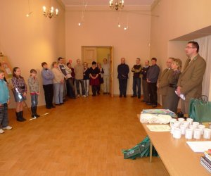 Z drugiej strony zielonego lustra