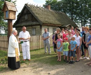 Kapliczka z figurą św. Antoniego w Drewnowie