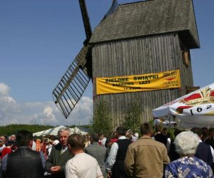 ZIELONE ŚWIĄTKI POD WIATRAKIEM