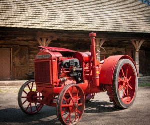 Najstarsze ciągniki w Polsce przyjechały do ciechanowieckiego Muzeum