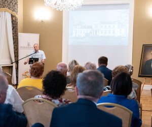 Odsłonięcie tablicy poświęconej doktorowi Pawłowi Olszewskiemu Odsłonięcie tablicy poświęconej doktorowi Pawłowi Olszewskiemu
