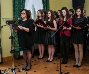 PO RAZ TRZECI W MUZEALNYCH MURACH TWÓRCZOŚĆ UCZNIÓW OGÓLNOKSZTAŁCĄCEJ SZKOŁY SZTUK PIĘKNYCH W CIECHANOWCU
