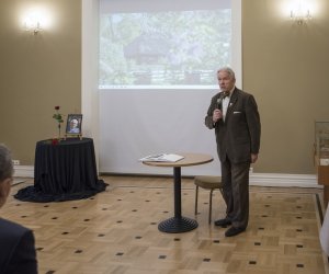 Fotorelaja z oddsłonięcia tablicy pamiątkowej poświęconej prof. dr hab. Janowi Tropile Fotorelaja z oddsłonięcia tablicy pamiątkowej poświęconej prof. dr hab. Janowi Tropile