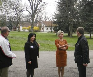 Popularny dziennikarz Maciej Orłoś z ekipą telewizyjną w Muzeum Rolnictwa w Ciechanowcu
