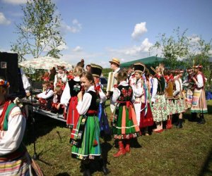 ZIELONE ŚWIĄTKI POD WIATRAKIEM ZIELONE ŚWIĄTKI POD WIATRAKIEM