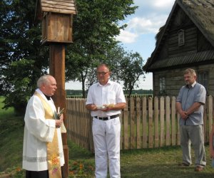 Kapliczka z figurą św. Antoniego w Drewnowie