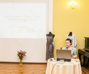 DOKĄD SIĘGAM PAMIĘCIĄ. MODA KOBIECA W LATACH 1890 - 1990" NOWA WYSTAWA CZASOWA JUŻ OTWARTA! DOKĄD SIĘGAM PAMIĘCIĄ. MODA KOBIECA W LATACH 1890 - 1990" NOWA WYSTAWA CZASOWA JUŻ OTWARTA!