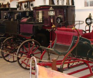 NIETUZINKOWE POJAZDY ZAPRZĘGOWE W ZABYTKOWEJ POWOZOWNI MUZEUM ROLNICTWA W CIECHANOWCU NIETUZINKOWE POJAZDY ZAPRZĘGOWE W ZABYTKOWEJ POWOZOWNI MUZEUM ROLNICTWA W CIECHANOWCU
