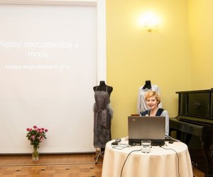 DOKĄD SIĘGAM PAMIĘCIĄ. MODA KOBIECA W LATACH 1890 - 1990" NOWA WYSTAWA CZASOWA JUŻ OTWARTA! DOKĄD SIĘGAM PAMIĘCIĄ. MODA KOBIECA W LATACH 1890 - 1990" NOWA WYSTAWA CZASOWA JUŻ OTWARTA!