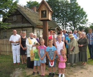 Kapliczka z figurą św. Antoniego w Drewnowie