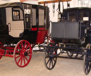 NIETUZINKOWE POJAZDY ZAPRZĘGOWE W ZABYTKOWEJ POWOZOWNI MUZEUM ROLNICTWA W CIECHANOWCU NIETUZINKOWE POJAZDY ZAPRZĘGOWE W ZABYTKOWEJ POWOZOWNI MUZEUM ROLNICTWA W CIECHANOWCU