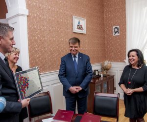 Uroczyste podpisanie umowy na realizację projektu „Restauracja obiektów zespołu pałacowo-parkowego wraz  z konserwacją muzealiów  Muzeum Rolnictwa im. ks. Krzysztofa Kluka w Ciechanowcu” w ramach Regionalnego Programu Operacyjnego Województwa Podlaskiego na lata 2014-2020