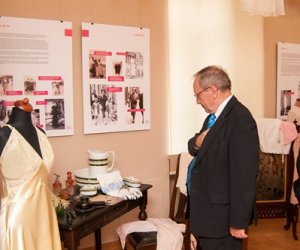 DOKĄD SIĘGAM PAMIĘCIĄ. MODA KOBIECA W LATACH 1890 - 1990" NOWA WYSTAWA CZASOWA JUŻ OTWARTA! DOKĄD SIĘGAM PAMIĘCIĄ. MODA KOBIECA W LATACH 1890 - 1990" NOWA WYSTAWA CZASOWA JUŻ OTWARTA!