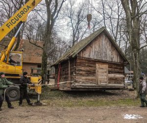 Translokacja spichlerza w zagrodzie leśnej Translokacja spichlerza w zagrodzie leśnej