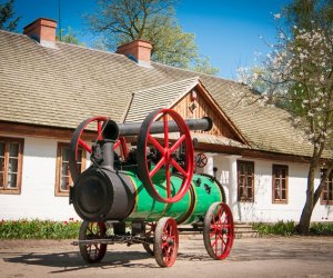 W dniu 4 maja br. Muzeum Rolnictwa odwiedził Prezydent RP Bronisław Komorowski. Przyjechał do Ciechanowca z niezapowiedzianą, prywatną wizytą. Jak sam przyznał, jednym z powodów przybycia, była chęć pokazania wnukom naszej kolekcji zabytkowych ciągników. W dniu 4 maja br. Muzeum Rolnictwa odwiedził Prezydent RP Bronisław Komorowski. Przyjechał do Ciechanowca z niezapowiedzianą, prywatną wizytą. Jak sam przyznał, jednym z powodów przybycia, była chęć pokazania wnukom naszej kolekcji zabytkowych ciągników.