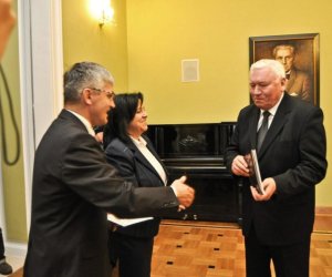 Podsumowanie Konkursy na Najlepiej Zachowany Zabytek Wiejskiego Budownictwa Drewnianego w Województwie Podlaskim w 2012 roku 18 listopada 2012 r. Podsumowanie Konkursy na Najlepiej Zachowany Zabytek Wiejskiego Budownictwa Drewnianego w Województwie Podlaskim w 2012 roku 18 listopada 2012 r.