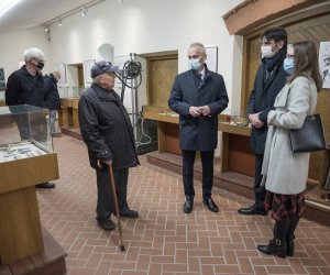 Fotorelaja z oddsłonięcia tablicy pamiątkowej poświęconej prof. dr hab. Janowi Tropile Fotorelaja z oddsłonięcia tablicy pamiątkowej poświęconej prof. dr hab. Janowi Tropile