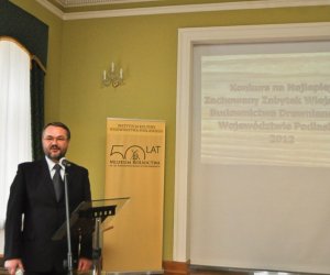 Podsumowanie Konkursy na Najlepiej Zachowany Zabytek Wiejskiego Budownictwa Drewnianego w Województwie Podlaskim w 2012 roku 18 listopada 2012 r. Podsumowanie Konkursy na Najlepiej Zachowany Zabytek Wiejskiego Budownictwa Drewnianego w Województwie Podlaskim w 2012 roku 18 listopada 2012 r.