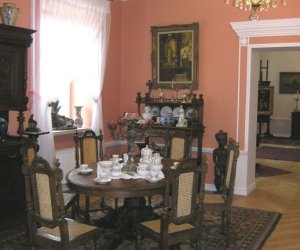JUŻ OTWARTA NOWA EKSPOZYCJA  WNĘTRZ ZABYTKOWYCH W PAŁACU STARZEŃSKICH W CIECHANOWCU–NOWODWORACH