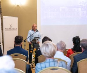 Odsłonięcie tablicy poświęconej doktorowi Pawłowi Olszewskiemu Odsłonięcie tablicy poświęconej doktorowi Pawłowi Olszewskiemu