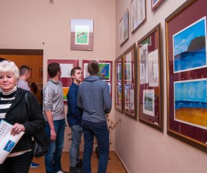 PO RAZ TRZECI W MUZEALNYCH MURACH TWÓRCZOŚĆ UCZNIÓW OGÓLNOKSZTAŁCĄCEJ SZKOŁY SZTUK PIĘKNYCH W CIECHANOWCU