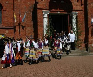 ZIELONE ŚWIĄTKI POD WIATRAKIEM