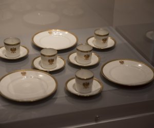 PORCELANA Z POLSKIM ORŁEM. Serwisy Prezydenta Mościckiego i zastawy reprezentacyjne w czasach II Rzeczypospolitej - fotorelacja PORCELANA Z POLSKIM ORŁEM. Serwisy Prezydenta Mościckiego i zastawy reprezentacyjne w czasach II Rzeczypospolitej - fotorelacja