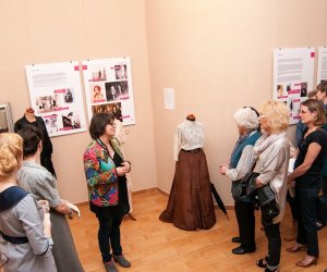 DOKĄD SIĘGAM PAMIĘCIĄ. MODA KOBIECA W LATACH 1890 - 1990" NOWA WYSTAWA CZASOWA JUŻ OTWARTA! DOKĄD SIĘGAM PAMIĘCIĄ. MODA KOBIECA W LATACH 1890 - 1990" NOWA WYSTAWA CZASOWA JUŻ OTWARTA!