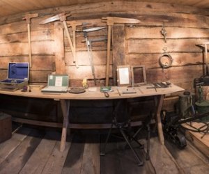 Spichlerz z Drewnowa Lipskie – ekspozycja "Narzędzia i instrumenty używane w leśnictwie" Spichlerz z Drewnowa Lipskie – ekspozycja "Narzędzia i instrumenty używane w leśnictwie"