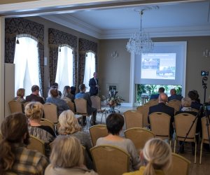 Podsumowanie i prezentacja projektu "Restauracja obiektów zespołu pałacowo-parkowego wraz z konserwacją muzealiów Muzeum Rolnictwa im. ks. Krzysztofa Kluka w Ciechanowcu"