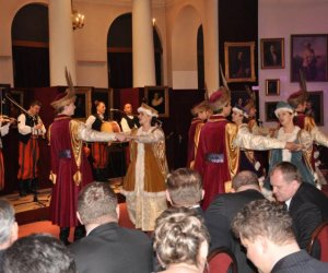 Odznaka honorowa "Zasłużony dla Rolnictwa" dla dyrektor Muzeum Doroty Łapiak Odznaka honorowa "Zasłużony dla Rolnictwa" dla dyrektor Muzeum Doroty Łapiak