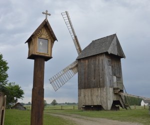 Kapliczka z figurą św. Antoniego w Drewnowie