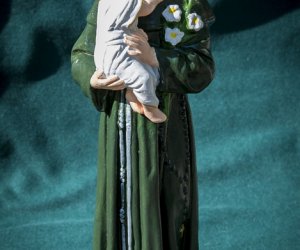 Kapliczka z figurą św. Antoniego w Drewnowie