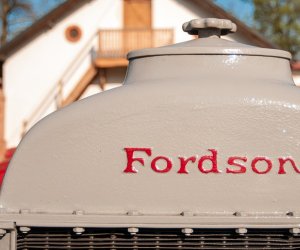 Najstarsze ciągniki w Polsce przyjechały do ciechanowieckiego Muzeum