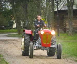 Popularny dziennikarz Maciej Orłoś z ekipą telewizyjną w Muzeum Rolnictwa w Ciechanowcu Popularny dziennikarz Maciej Orłoś z ekipą telewizyjną w Muzeum Rolnictwa w Ciechanowcu