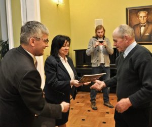 Podsumowanie Konkursy na Najlepiej Zachowany Zabytek Wiejskiego Budownictwa Drewnianego w Województwie Podlaskim w 2012 roku 18 listopada 2012 r. Podsumowanie Konkursy na Najlepiej Zachowany Zabytek Wiejskiego Budownictwa Drewnianego w Województwie Podlaskim w 2012 roku 18 listopada 2012 r.