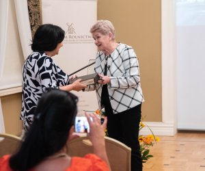 Odsłonięcie tablicy poświęconej doktorowi Pawłowi Olszewskiemu Odsłonięcie tablicy poświęconej doktorowi Pawłowi Olszewskiemu