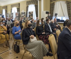 Fotorelaja z oddsłonięcia tablicy pamiątkowej poświęconej prof. dr hab. Janowi Tropile Fotorelaja z oddsłonięcia tablicy pamiątkowej poświęconej prof. dr hab. Janowi Tropile