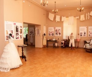 DOKĄD SIĘGAM PAMIĘCIĄ. MODA KOBIECA W LATACH 1890 - 1990" NOWA WYSTAWA CZASOWA JUŻ OTWARTA! DOKĄD SIĘGAM PAMIĘCIĄ. MODA KOBIECA W LATACH 1890 - 1990" NOWA WYSTAWA CZASOWA JUŻ OTWARTA!