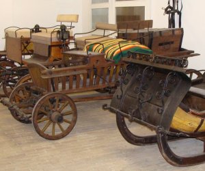 NIETUZINKOWE POJAZDY ZAPRZĘGOWE W ZABYTKOWEJ POWOZOWNI MUZEUM ROLNICTWA W CIECHANOWCU NIETUZINKOWE POJAZDY ZAPRZĘGOWE W ZABYTKOWEJ POWOZOWNI MUZEUM ROLNICTWA W CIECHANOWCU