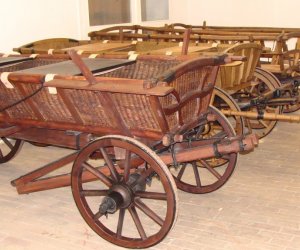 NIETUZINKOWE POJAZDY ZAPRZĘGOWE W ZABYTKOWEJ POWOZOWNI MUZEUM ROLNICTWA W CIECHANOWCU NIETUZINKOWE POJAZDY ZAPRZĘGOWE W ZABYTKOWEJ POWOZOWNI MUZEUM ROLNICTWA W CIECHANOWCU